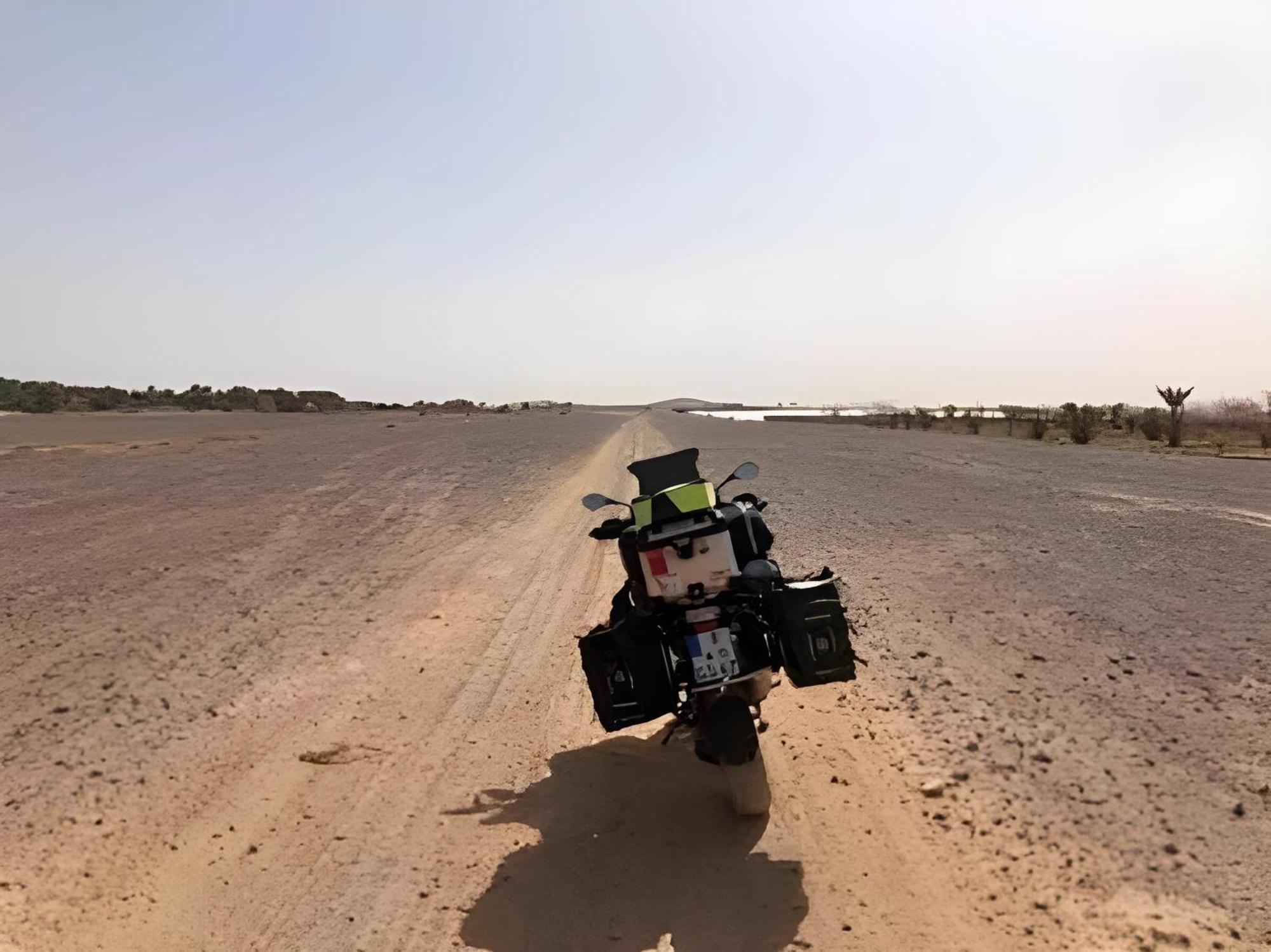 Auberge Dinosaur Sahara Maroc Tafraoute Sidi Ali Bagian luar foto